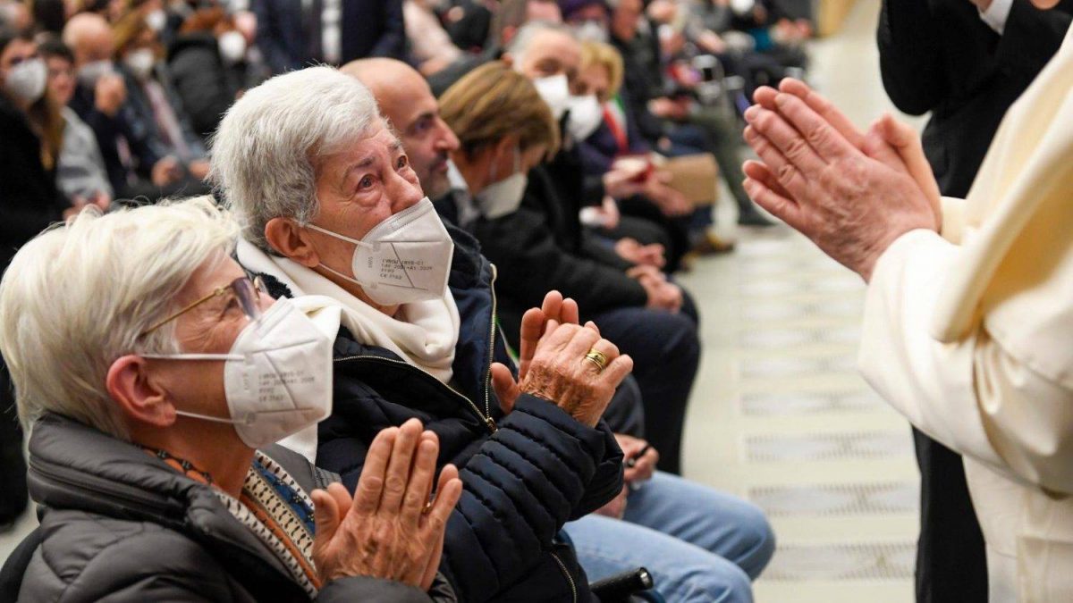 Durante visita aos idosos, Pastoral motiva a ler a mensagem do Papa Francisco feita para a ocasião