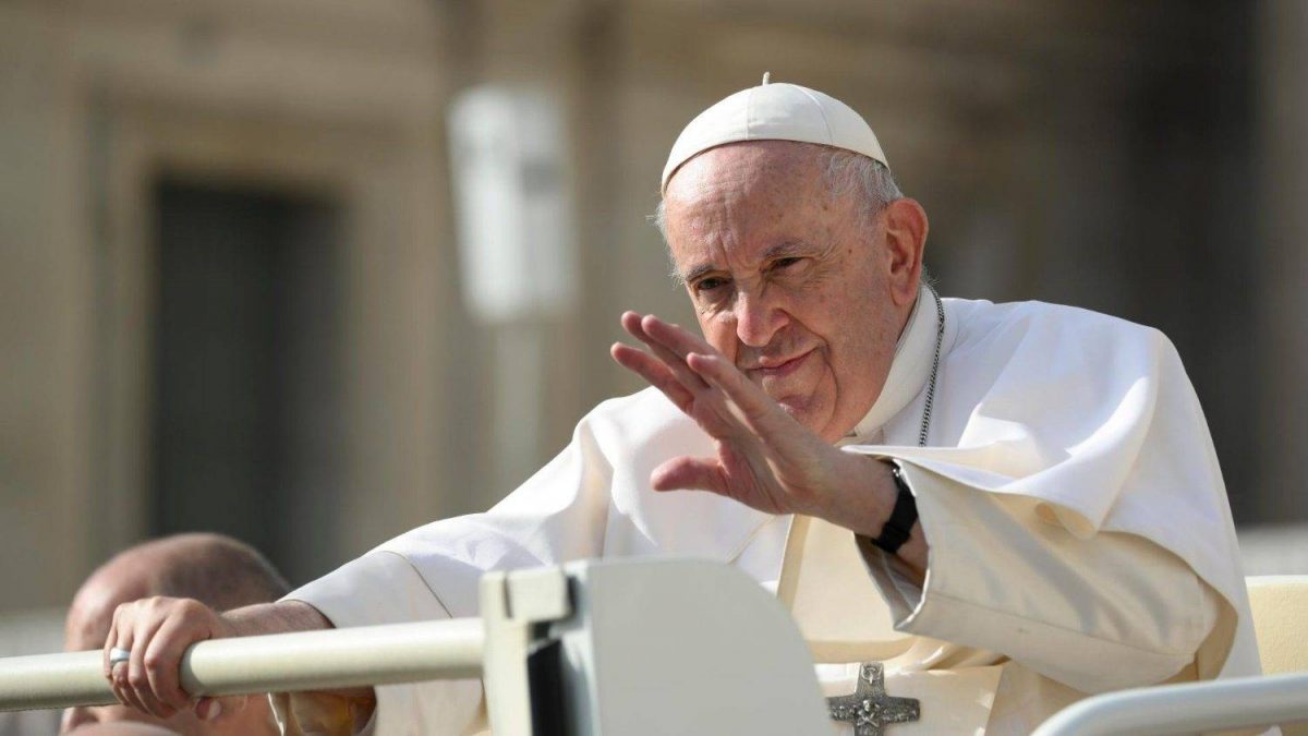 Papa Francisco segue internado, mas quadro clínico é estável.