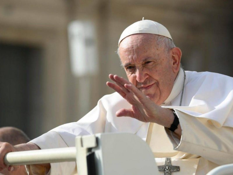 Papa Francisco segue internado, mas quadro clínico é estável.