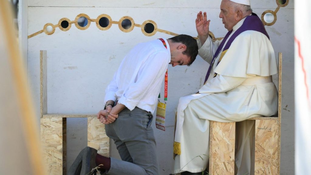 Papa confessa jovem em lisboa