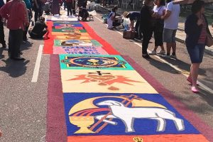 O dia de Corpus Christi não é um feriado nacional, mas os municípios podem declarar se é feriado municipal.