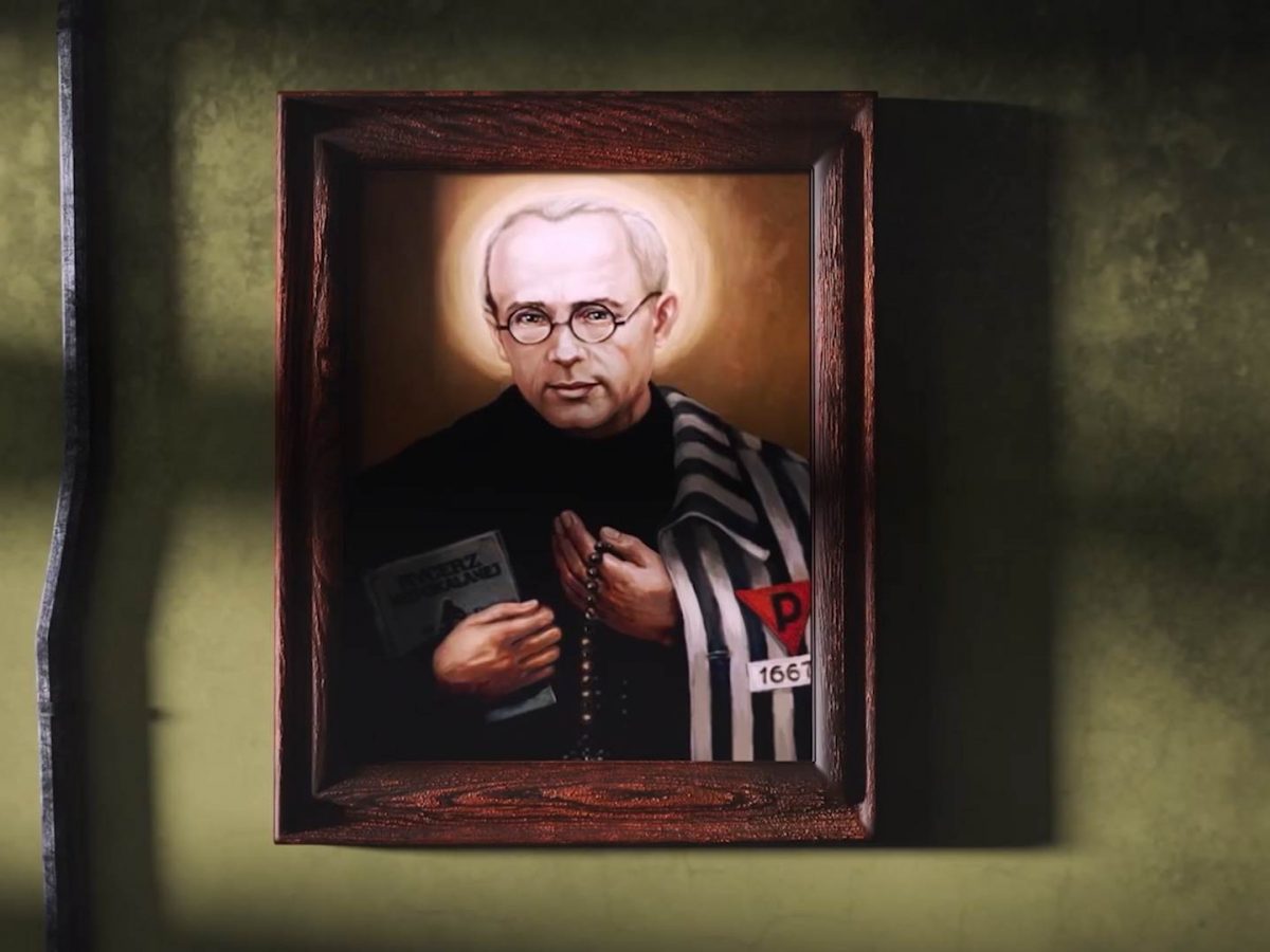 Cena do filme em que aparece um quadro de São Maximiliano Kolbe.