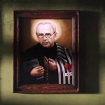 Cena do filme em que aparece um quadro de São Maximiliano Kolbe.