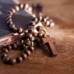 Um terço é uma parte do rosário de Nossa Senhora. Aprenda como rezar!