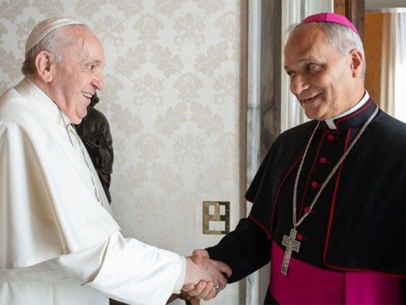 Papa Francisco e o cardeal Robert Prevost. Por que os papas escolhem outro nome?