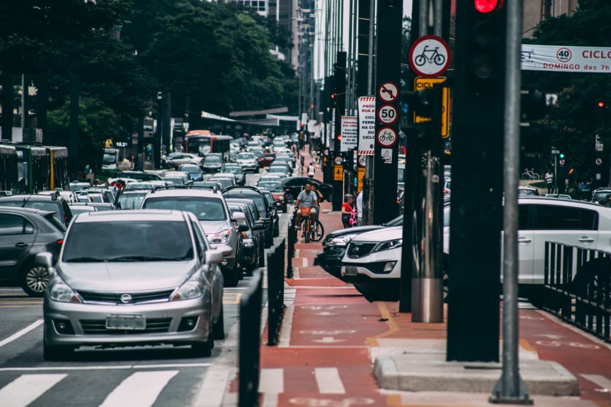 Dia nacional do Trânsito 2025: carros na avenida paulista, em São Paulo