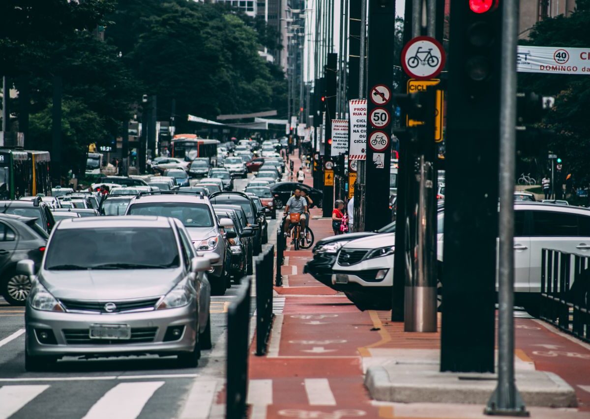 Dia nacional do Trânsito 2025: carros na avenida paulista, em São Paulo