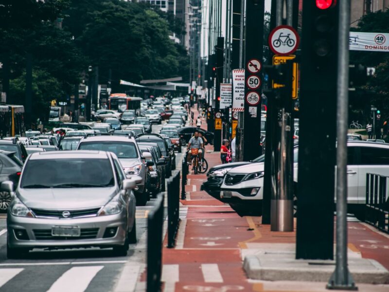 Dia nacional do Trânsito 2025: carros na avenida paulista, em São Paulo