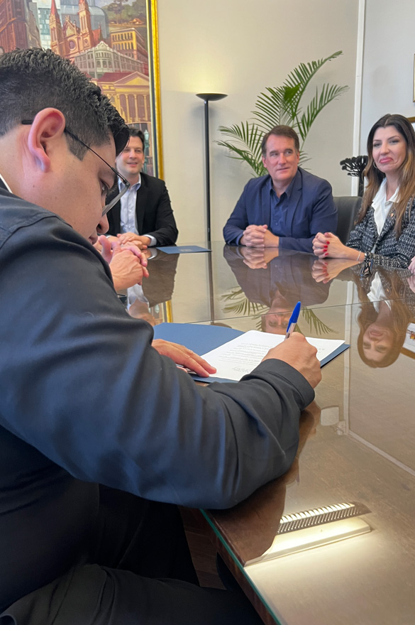 Padre Rene Gomez (LC) assinando decreto do dia de São Carlo Acutis em Curitiba