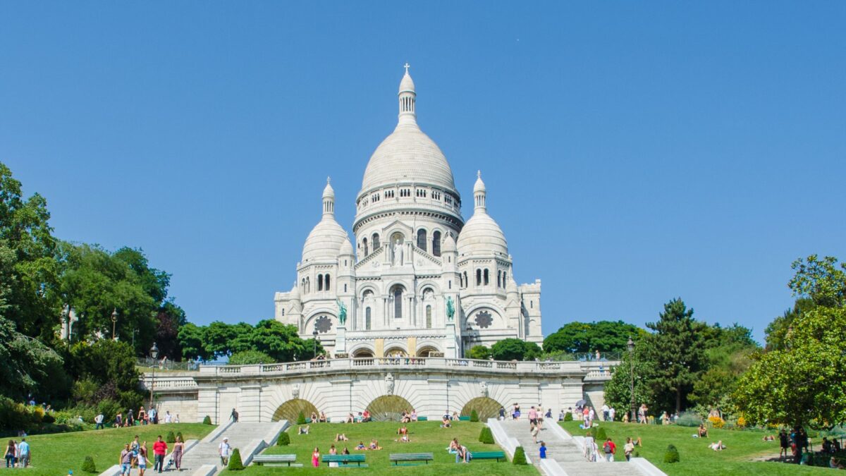 Basílica Sacre-Coeur em Paris é conhecida como a igreja que se limpa sozinha