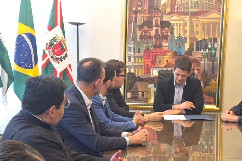 Prefeito de Curitiba, Eduardo Pimentel, sanciona lei São Carlo Acutis