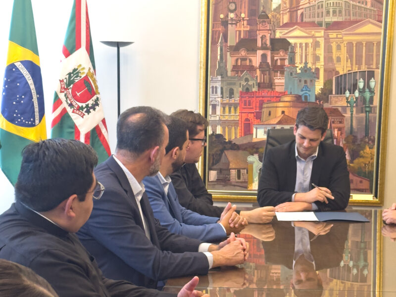 Prefeito de Curitiba, Eduardo Pimentel, sanciona lei São Carlo Acutis