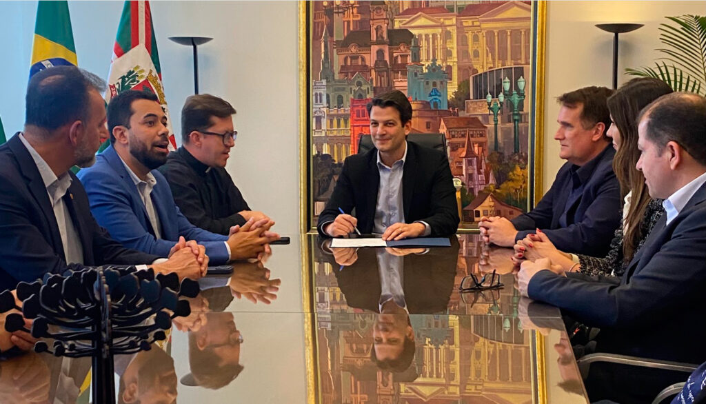 Assinatura da lei que prevê o Dia de São Carlo Acutis em Curitiba