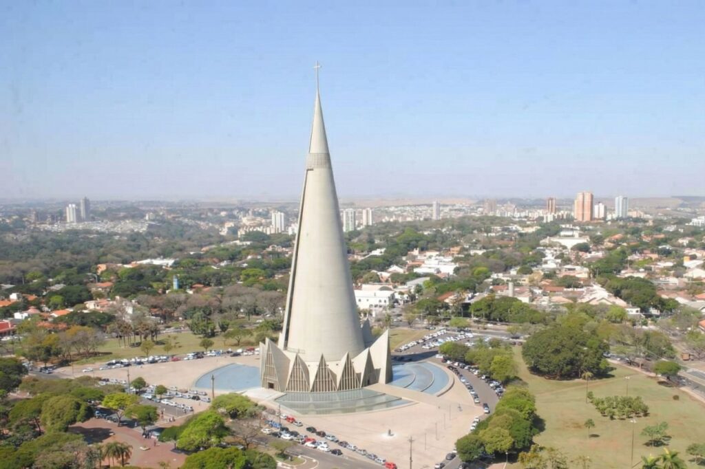 Igreja no Paraná é a mais alta da América Latina. Foto mostra a comparação das igrejas, destacando a Catedral de Maringá (PR).