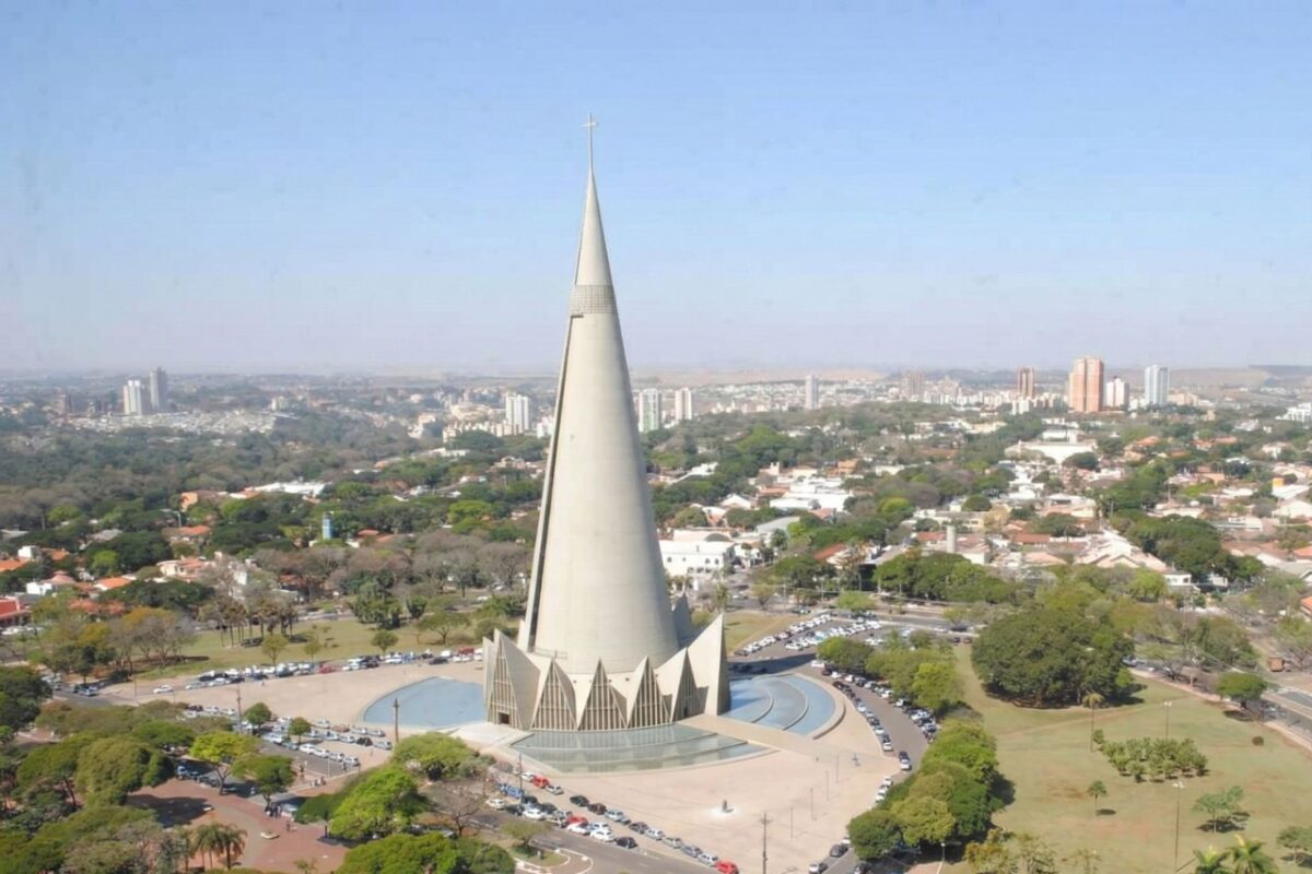 Igreja no Paraná é a mais alta da América Latina. Foto mostra a comparação das igrejas, destacando a Catedral de Maringá (PR).