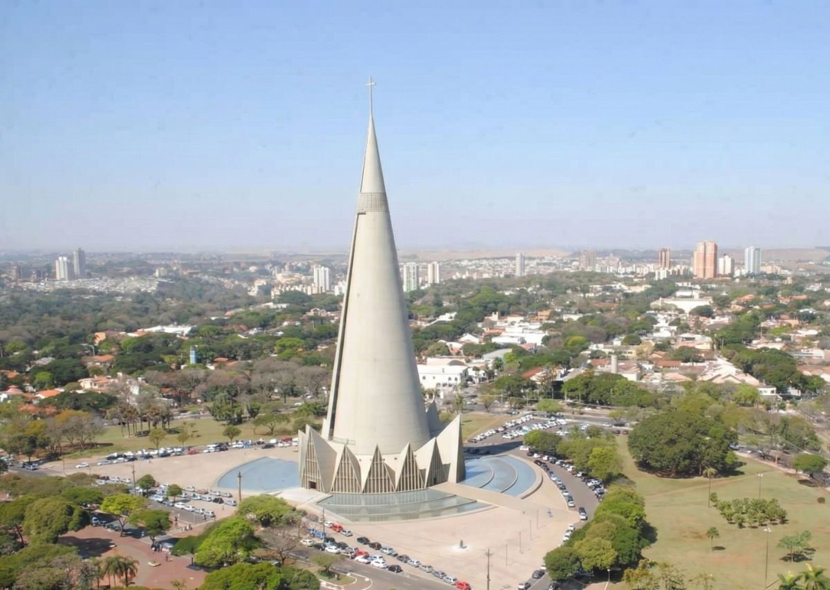 Igreja no Paraná é a mais alta da América Latina. Foto mostra a comparação das igrejas, destacando a Catedral de Maringá (PR).