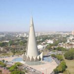 Igreja no Paraná é a mais alta da América Latina. Foto mostra a comparação das igrejas, destacando a Catedral de Maringá (PR).